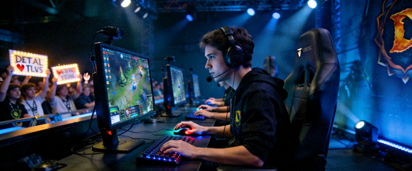 DOTA2国际邀请赛TI现场 - 选手全神贯注操作键盘鼠标