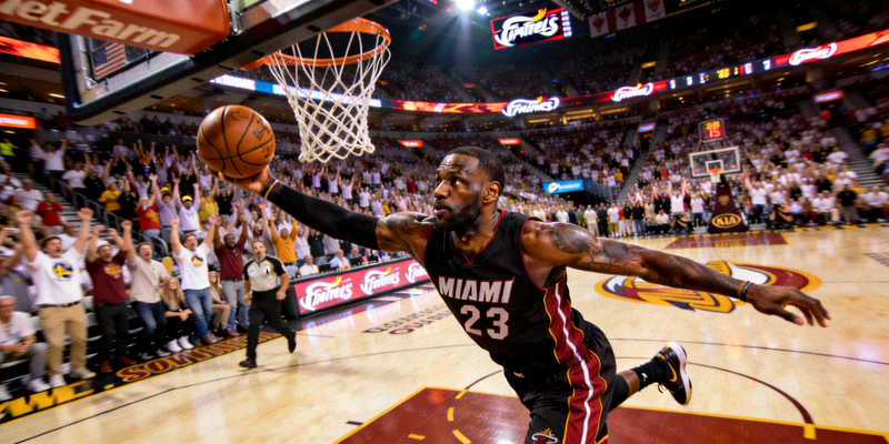 NBA总决赛第七场激战 - 勒布朗詹姆斯突破上篮